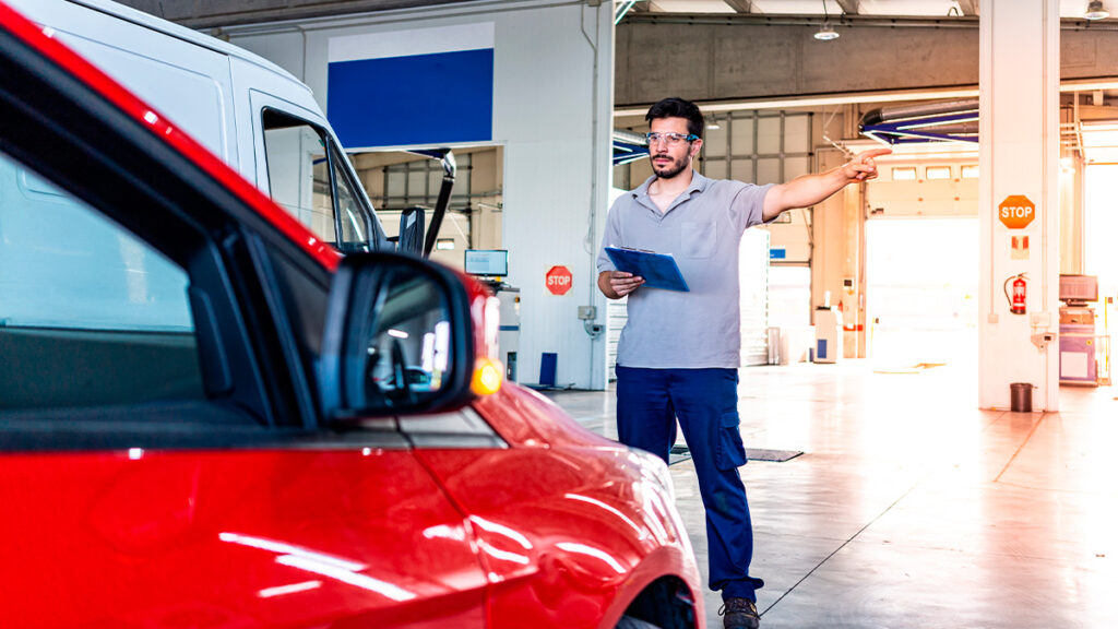 Técnico indicando para la revisión del coche