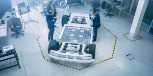 Ingenieros con el chasis de un vehículo